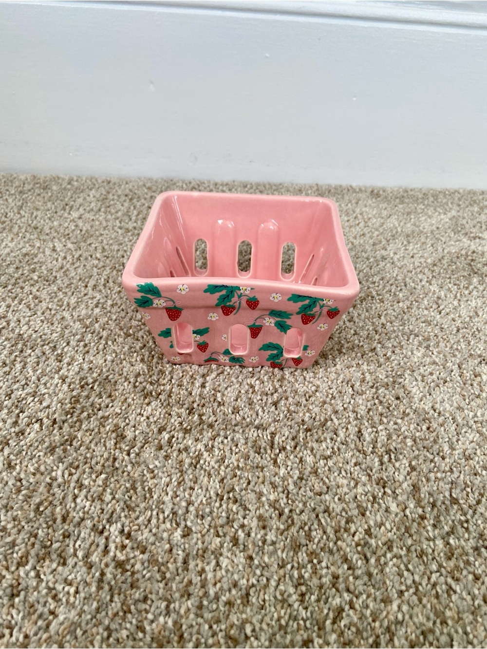 NWOT Ceramic Strawberry Print Pink Berry Basket Colander Strainer abt 4" x 2.5"